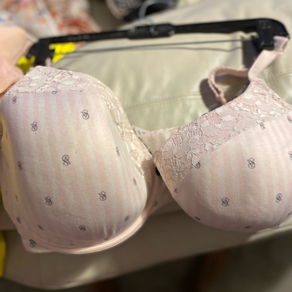 38DDD Victoria secret bra, lightly lined